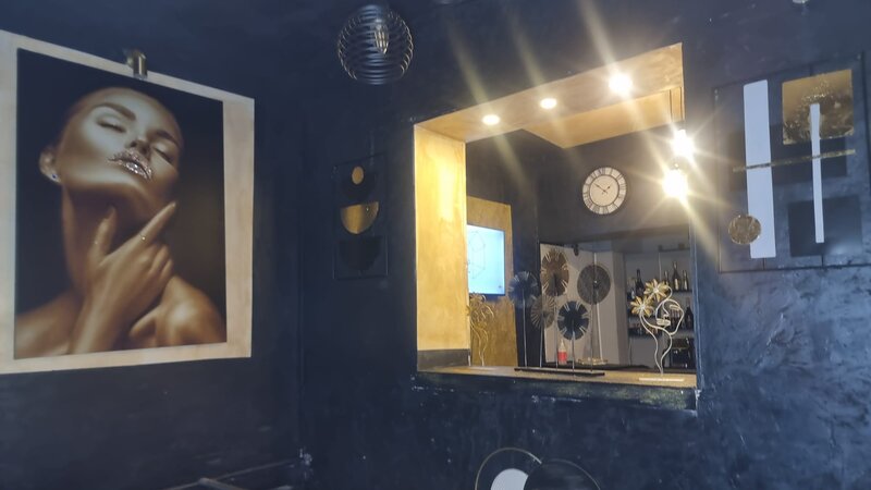 Sefa de tura, hostess pentru cafeneaua noastra din zona Universitate.