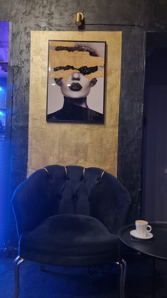 Sefa de tura, hostess pentru cafeneaua noastra din zona Universitate.